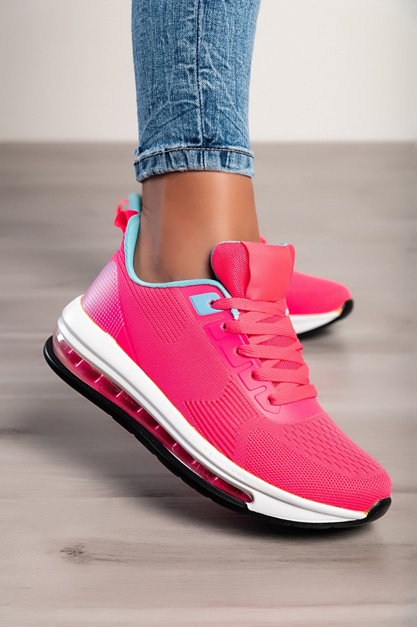 Sports sneakers in a two-tone combination, red and blue - Vero.com 